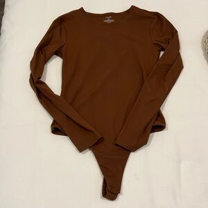 Nuuds classic crewneck bodysuit in color chocolate. Size small